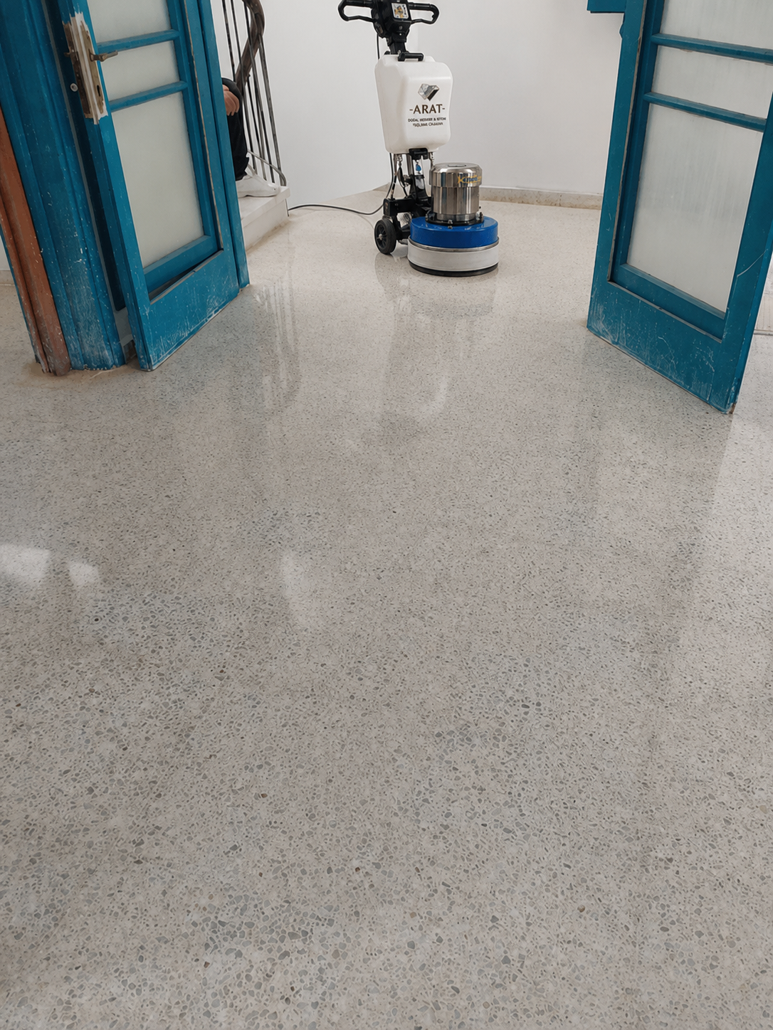Kıbrıs mermer parlatma hizmeti, yıpranmış mermer zeminde yüzey iyileştirme, KKTC mermer silim, KKTC beton silim, Kıbrıs mermer silim, Kıbrıs beton silim ve beton cilalama uygulaması